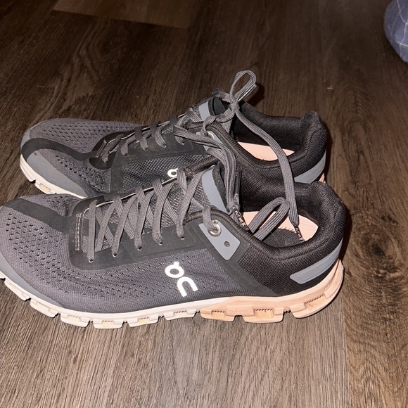 on clouds size 7 barely worn - Picture 2 of 3